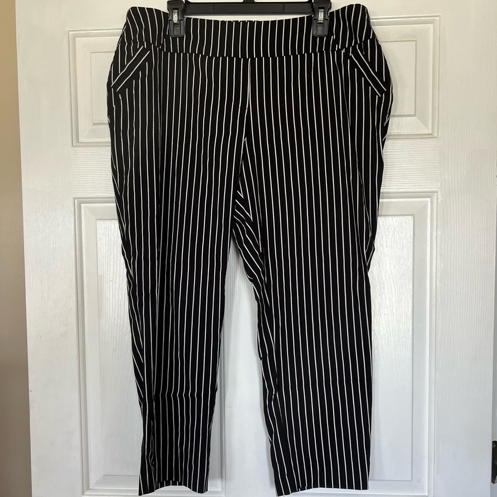 Black and white pull on dress capris.